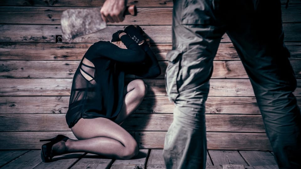 Třetí fází chování sériového vraha je opanování, kdy vrazi buďto nečekaně udeří, nebo naopak plánují léčku či moment překvapení